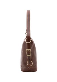 Borsa a spalla in pelle marrone con una forma arrotondata, dotata di una lunga tracolla, fibbia regolabile e dettagli metallici. Finitura liscia con cuciture in contrasto.