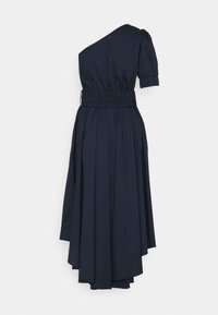 Robe bleu marine asymétrique avec une manche courte, taille froncée et jupe midi fluide sur fond uni.