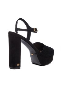 Zwarte suède platform sandalen met hoge hakken, brede blokhak, enkelbandje en accenten in goudkleurig metaal. Rondneus ontwerp.