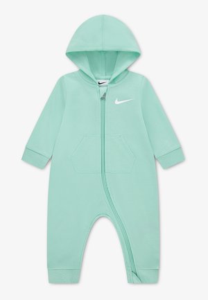 Combinaison à capuche pour bébé vert clair, manches longues, fermeture éclair devant, poche kangourou et logo Nike blanc sur la poitrine.
