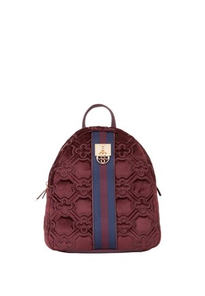 Zaino bordeaux in peluche con motivo floreale in rilievo, fascia centrale blu navy e bordeaux, chiusura color oro con emblema decorativo e manico superiore.