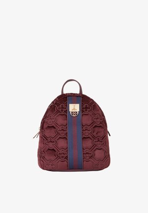 Zaino bordeaux in peluche con motivo floreale in rilievo, fascia centrale blu navy e bordeaux, chiusura color oro con emblema decorativo e manico superiore.