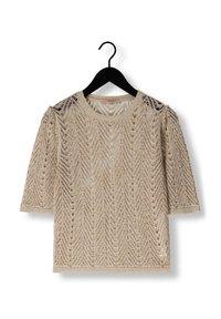 Haut en tricot beige avec un motif ouvert texturé, des manches courtes et un col rond, exposé sur un cintre noir.