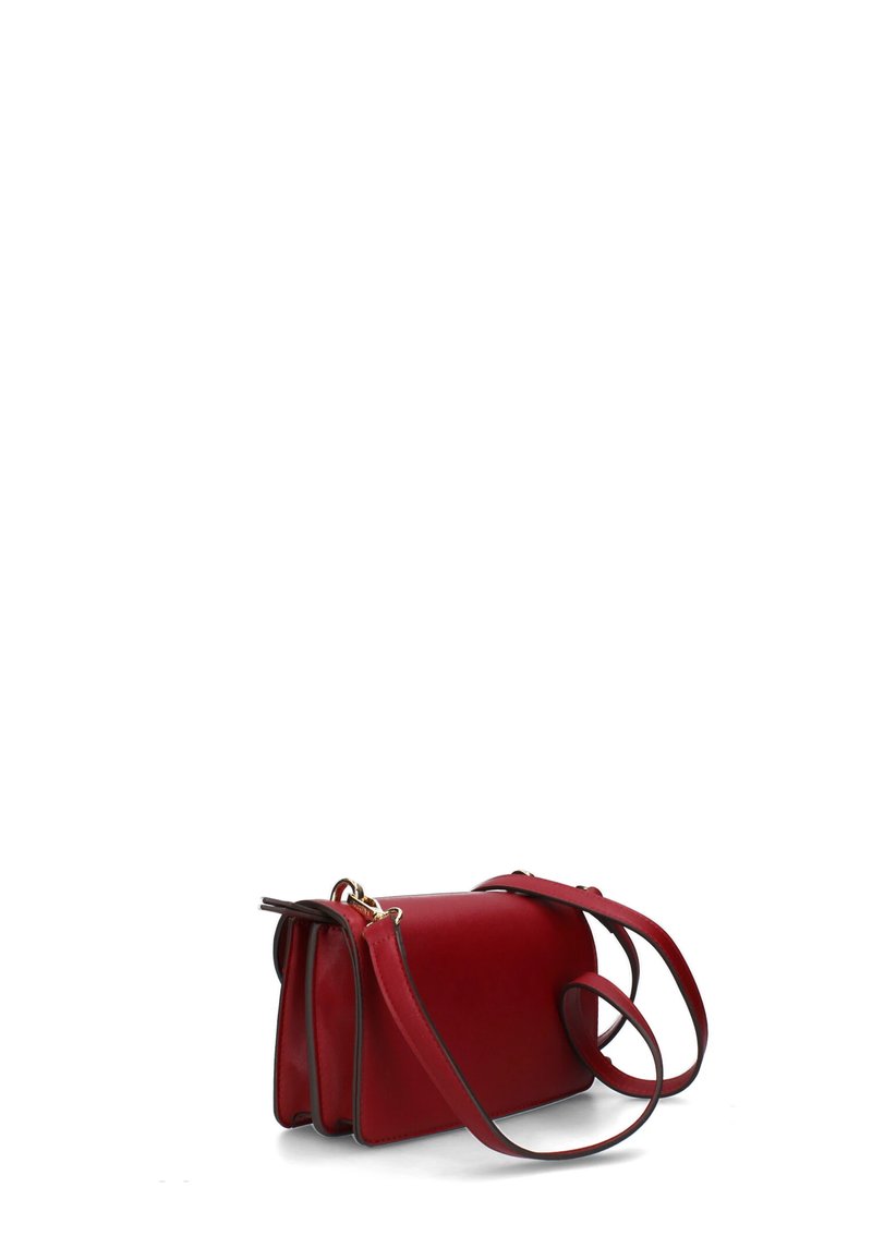 Bolso bandolera de cuero rojo con una textura suave, forma rectangular y correa desmontable, que presenta un sutil borde oscuro y acentos de hardware dorado.