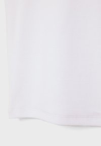 Witte katoenen t-shirt met een gladde textuur, korte mouwen en een gebogen zoom. De stiksels zijn zichtbaar langs de zoom.