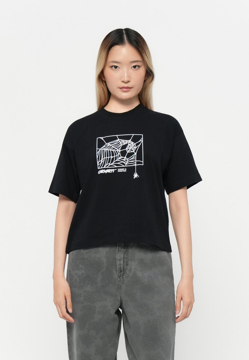 T-shirt nero a maniche corte con una grafica di ragnatela bianca e testo. La maglietta ha una vestibilità rilassata e un orlo corto.
