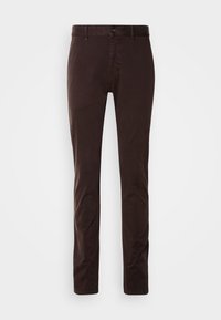 Pantalon slim marron foncé avec passants pour ceinture, fermeture à bouton et devant en tissu propre et sans plis.