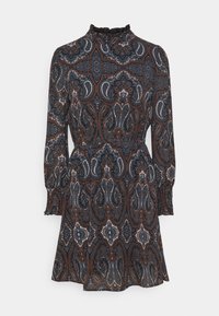 Jurk met lange mouwen en een hoge kraag, voorzien van een paisley-patroon in donkerbruin, blauw en wit, met een getailleerde taille en gerimpelde manchetten.