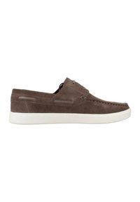 Braune Wildleder-Casual-Schuhe mit niedrigem Profil, weißer Gummisohle und gestickten Details entlang der Kanten. Verfügt über ein Slip-On-Design.