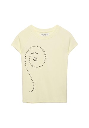 Maglietta corta gialla a maniche corte con scollo rotondo, caratterizzata da una spirale decorativa di borchie metalliche sul lato anteriore sinistro.