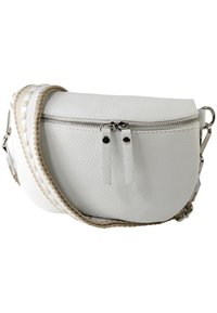 Weiße Leder-Crossbody-Tasche mit einer geschwungenen Form, ausgestattet mit einem Reißverschluss, geflochtenem Trageriemen und silbernen Hardware-Elementen.