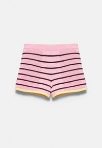 Short en éponge rose avec des rayures horizontales violet foncé et un bord jaune à l’ourlet, posé à plat sur un fond clair.