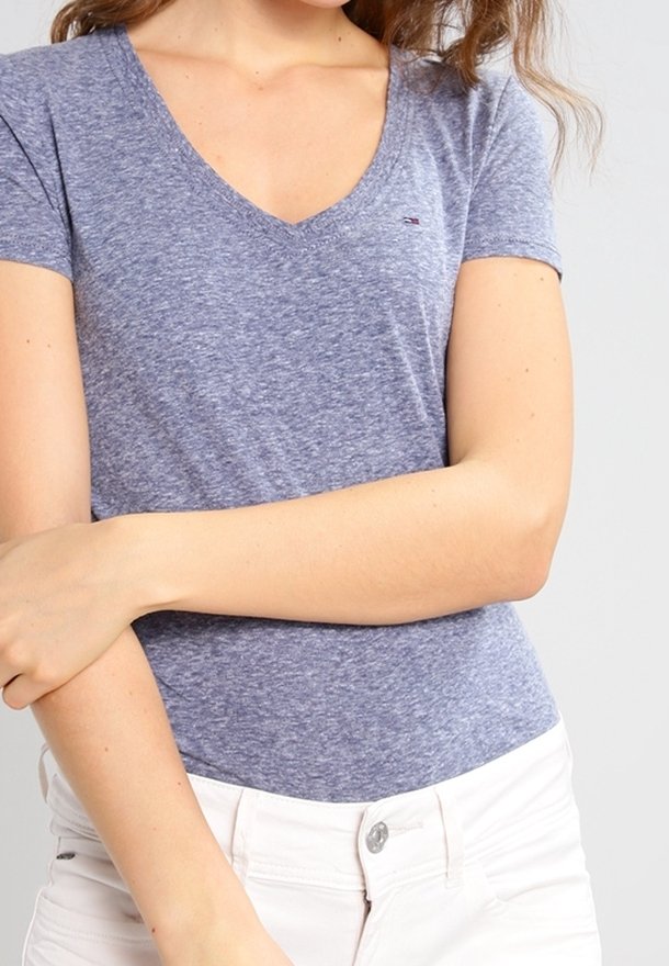 Kortärmad V-ringad t-shirt i heatherblått tyg. Har en liten logotyp på bröstet, med en mjuk textur och en slim fit-design.