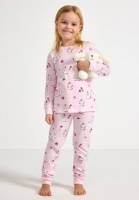Różowe piżamy dziecięce z zabawnym wzorem postaci z kreskówek, serc i kwiatów. Miękka tkanina z długimi rękawami i elastycznymi mankietami.