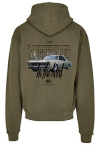 Oliven grønn hettegenser med et grafisk bilde av en vintage bil, med "M. Gonzales" og teksten "In tha hood" i fet svart skrift på baksiden.