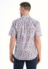Korte mouw shirt met een bloemenpatroon in blauw, oranje en wit. Gemaakt van lichte stof met een rugpasdetail en een gebogen zoom.
