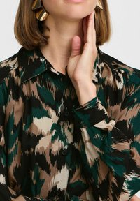 b.young BYJOSA CUFF SHIRT - Camicia - sea moss flower mix