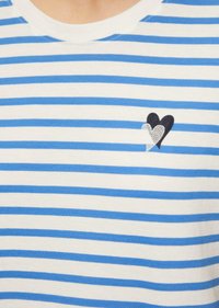 T-shirt w paski w niebieskie i białe poziome paski, okrągły dekolt oraz mały czarno-biały motyw serca na piersi.