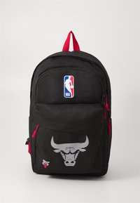 Zwarte rugzak met rode accenten, voorzien van een Chicago Bulls-logo, NBA-patch, ritszakken en een gladde textuur.