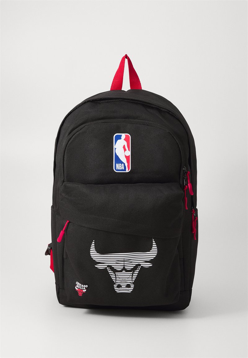 Čierny batoh s červenými akcentmi, ktorý obsahuje logo Chicago Bulls, nášivku NBA, zipsové vrecká a hladký textúrovaný povrch.