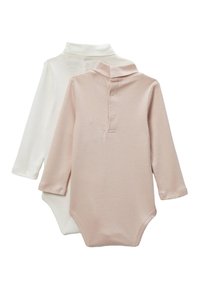Deux bodies à manches longues pour bébé avec des boutons à pression au niveau du cou, l'un en rose pâle et l'autre en blanc, posés à plat sur un fond blanc.