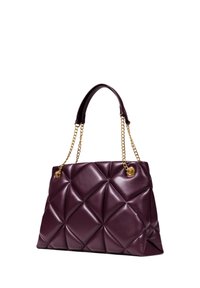 Borsa a tracolla in pelle trapuntata color prugna con catene dorate e forma strutturata. Presenta motivi a forma di diamante e una superficie testurizzata.