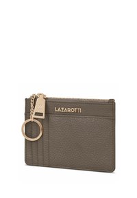 Cartera de cuero gris con herrajes dorados, que cuenta con un llavero, cierre de cremallera y múltiples ranuras para tarjetas. Logo de la marca embossado en la parte frontal.