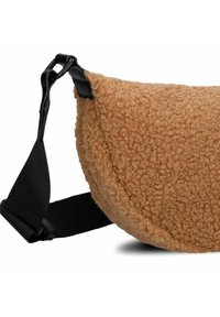 Bolso cruzado estilo sherpa marrón con forma redondeada, tela texturizada y una correa negra ajustable con herrajes.