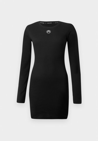 Czarna sukienka z długim rękawem wykonana z prążkowanej tkaniny. Posiada dopasowaną sylwetkę oraz okrągły dekolt z okrągłym logo na piersi.