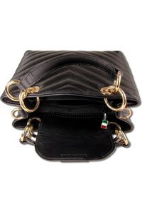 Zwarte leren handtas met gequilt ontwerp, gouden hardware en grote ringen. Het interieur heeft een ritsvak en extra vakken.