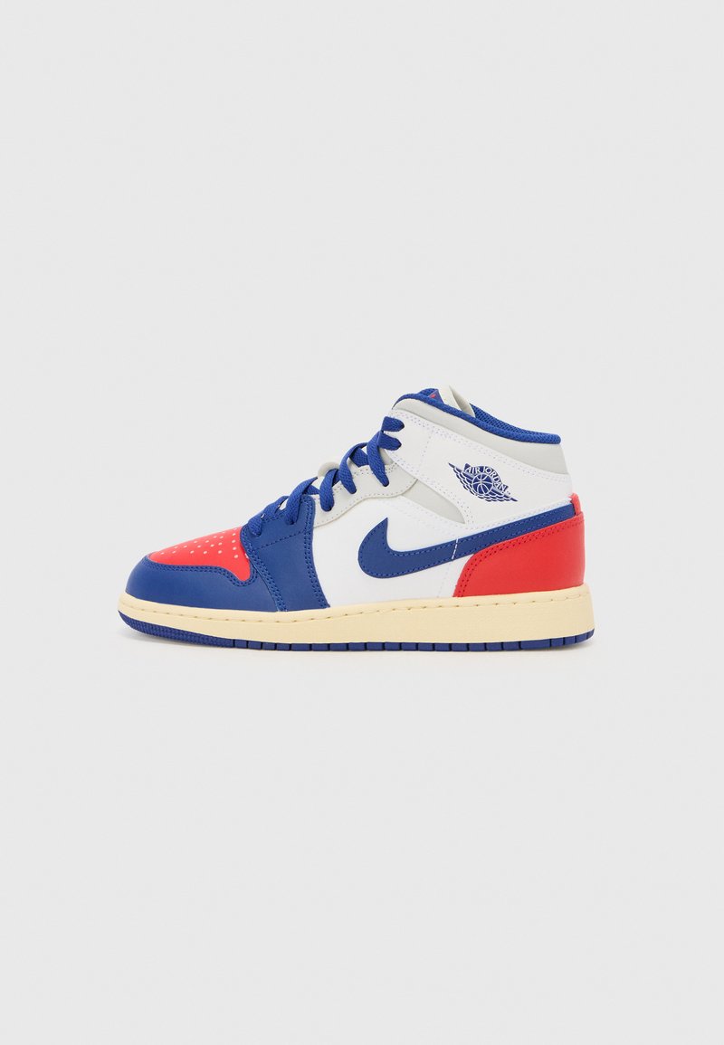 Mid-Top-Sneaker mit blauen, weißen und roten Lederteilen, perforierter Zehenpartie und einer beigen Gummisohle. Enthält ein markenbezogenes Detail am Knöchel.