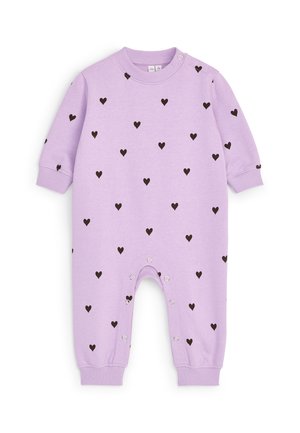 Combinaison bébé lilas à manches longues avec motifs de cœurs noirs, avec boutons-pression à l'épaule et le long des jambes intérieures pour faciliter l'habillage.