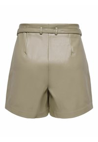 Pantalones cortos de piel color caqui con una textura suave, que destacan por su cintura con cinturon, bolsillos laterales y pliegues marcados para un detalle añadido.