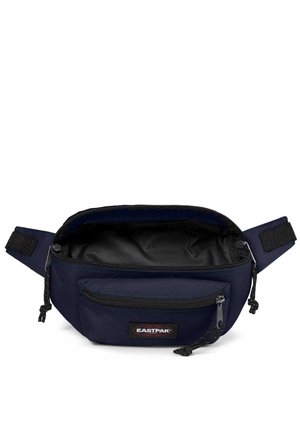 Riñonera de tela azul oscura con un bolsillo delantero con cremallera, forro interior negro y correa ajustable. Cuenta con un parche del logo de Eastpak.