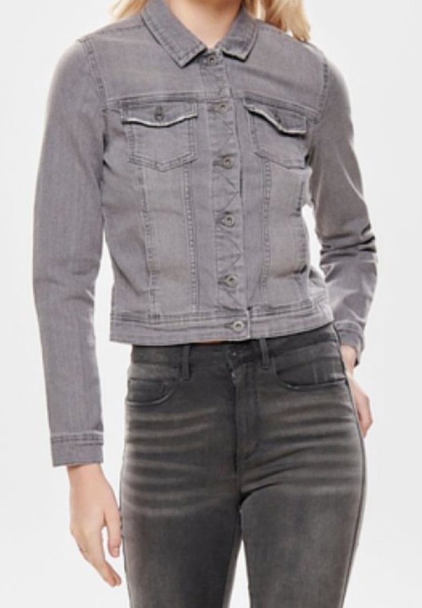 Chaqueta de mezclilla gris con cuello tipo camisa, cierre de botones, dos bolsillos en el pecho, mangas largas y un diseño corto.