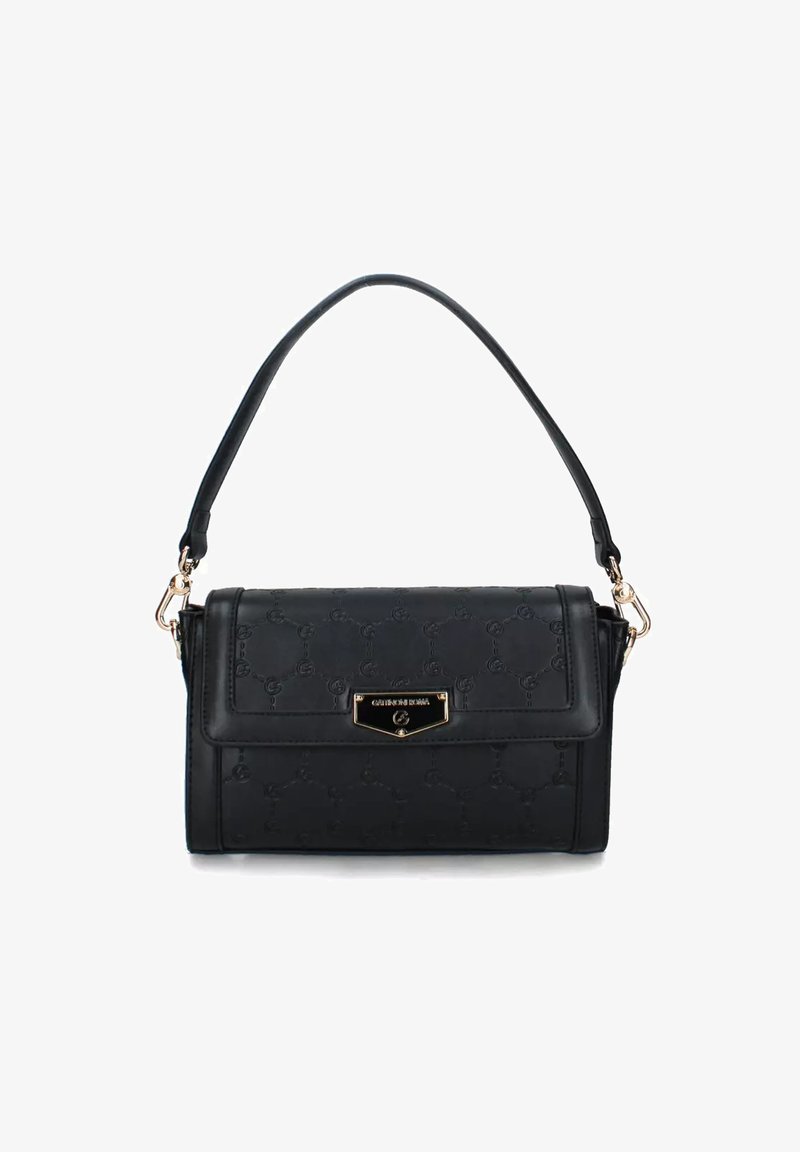 Borsa a tracolla sintetica nera con motivo a logo in rilievo, accessori in metallo color oro, chiusura a patta e tracolla singola. Forma rettangolare e superficie liscia.