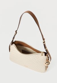 Valkoinen, kuvioitu käsilaukku, jossa kaareva muoto. Ruskea nahkahihna, jossa säädettävä metalliosat. Kultaiset yksityiskohdat ja vetoketjullinen avaus.