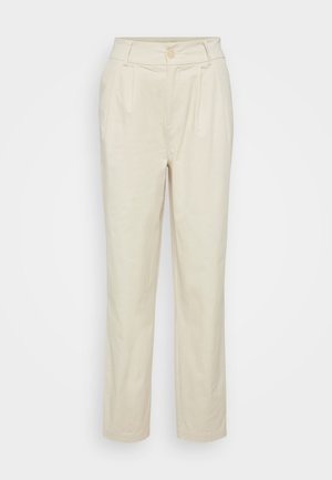 Svetlobéžové nohavice s vysokým pásom, vybavené predným gombíkom, záhybmi a rovnými nohavicami vyrobené z hladkého materiálu.