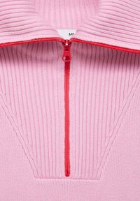Rosa geripptes Sweatshirt mit hohem Kragen, das einen zentralen roten Reißverschluss und strukturierte Akzente auf den Schultern aufweist.