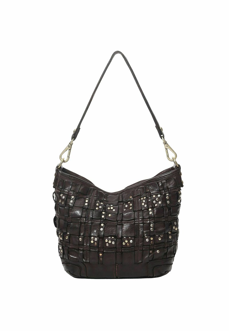 Borsa a spalla in pelle marrone scuro con design intrecciato, adornata da borchie in argento. Presenta una tracolla singola e una forma strutturata.
