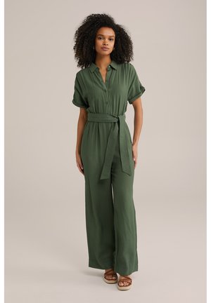 Olivenfarvet jumpsuit med knaplukning foran, korte opslåede ærmer og en bæltestrop i taljen. Har et vide ben-design og en glat tekstur.