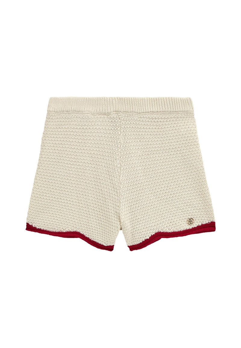 Stickade shorts i grädde med ett strukturerat mönster, med en röd nederdel och en liten logotypdetalj på sidan.