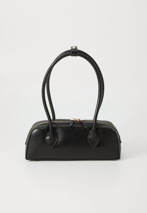 Sac à main rectangulaire noir avec deux longues poignées arrondies, fermeture éclair dorée et texture en cuir lisse sur fond blanc.