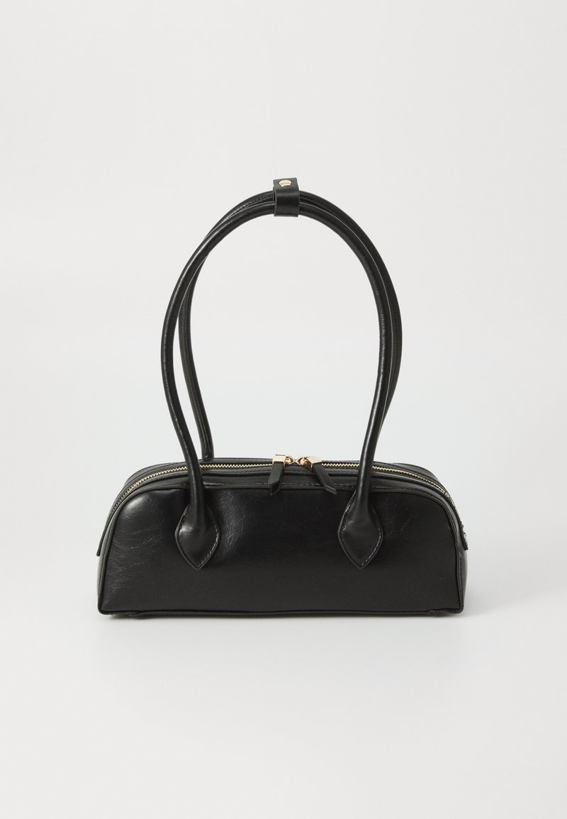 Sac à main rectangulaire noir avec deux longues poignées arrondies, fermeture éclair dorée et texture en cuir lisse sur fond blanc.