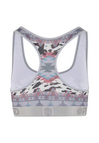 Sportovní podprsenka s designem racerback, vyrobená z šedé a bílé látky s geometrickými a zvířecími motivy, a šedým páskem ve spodní části.
