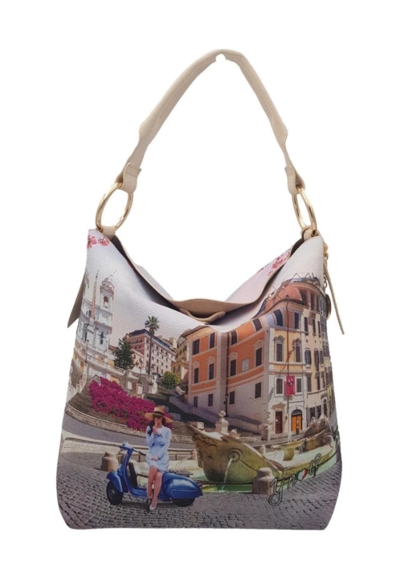 Borsa hobo realizzata in materiale sintetico testurizzato, caratterizzata da una scena stampata colorata di un paesaggio urbano con uno scooter e accenti floreali.