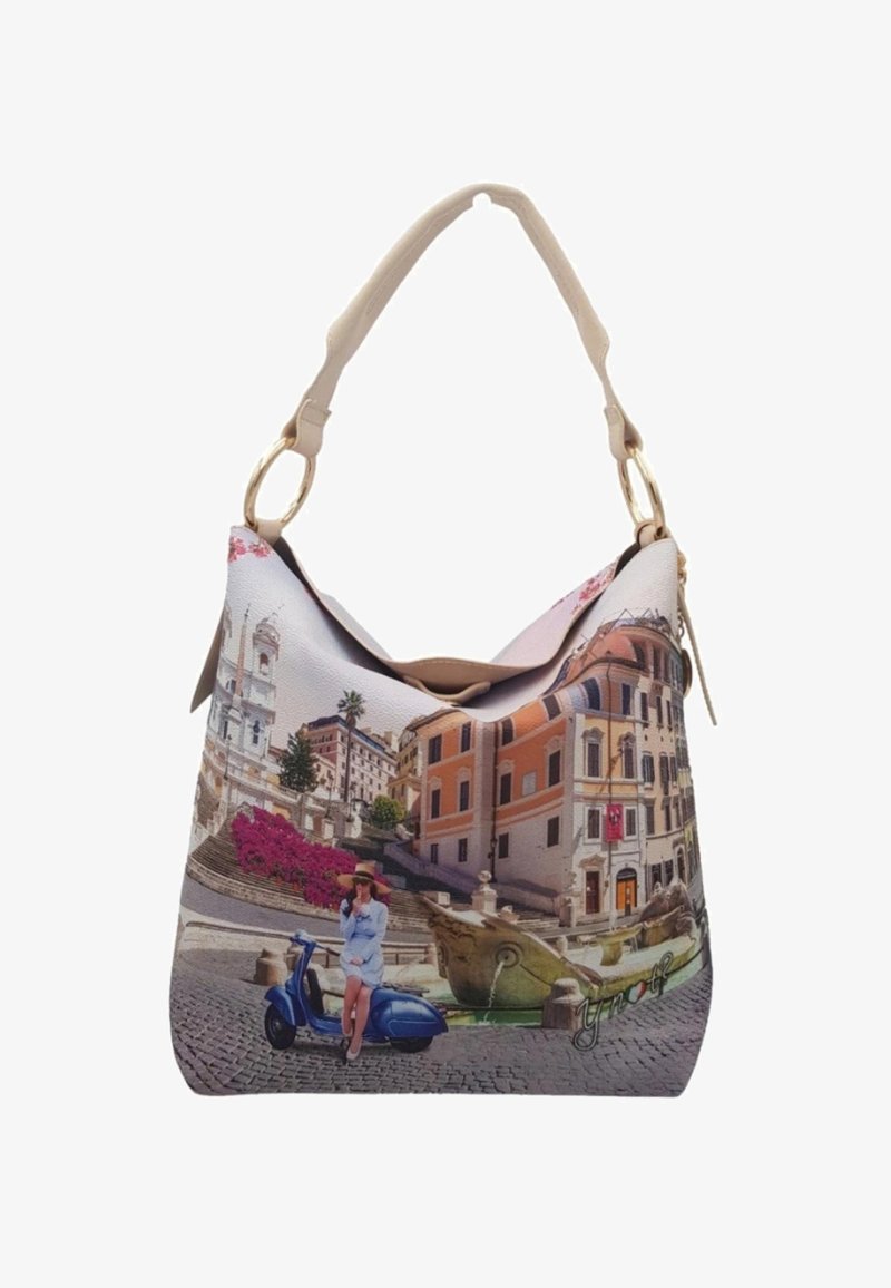 Borsa hobo realizzata in materiale sintetico testurizzato, caratterizzata da una scena stampata colorata di un paesaggio urbano con uno scooter e accenti floreali.