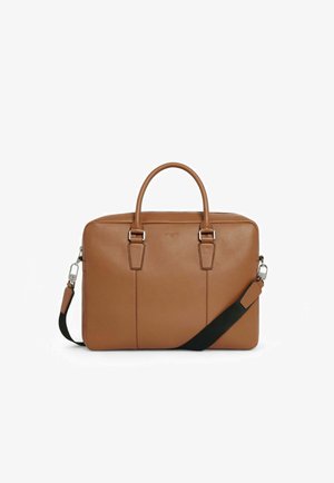 Bolso para portátil de cuero marrón con dos asas superiores, correa de hombro negra desmontable y diseño rectangular elegante. Presenta detalles mínimos de herrajes.