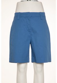 Blå bomuldsshorts med flad front, sidelommer og lige snit. Har bæltestropper og en pæn afsluttet kant.