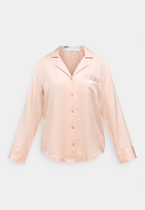 Camisa de pijama de seda rosa clara com mangas longas, gola em bico, bolso único no peito e fecho de botão a correr pelo frente.